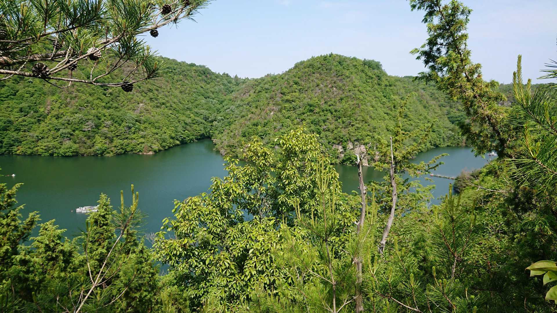 ダム湖を左手に見ながら