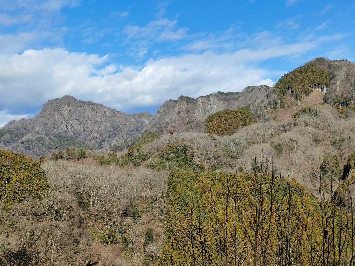 一番左が奥久慈男体山