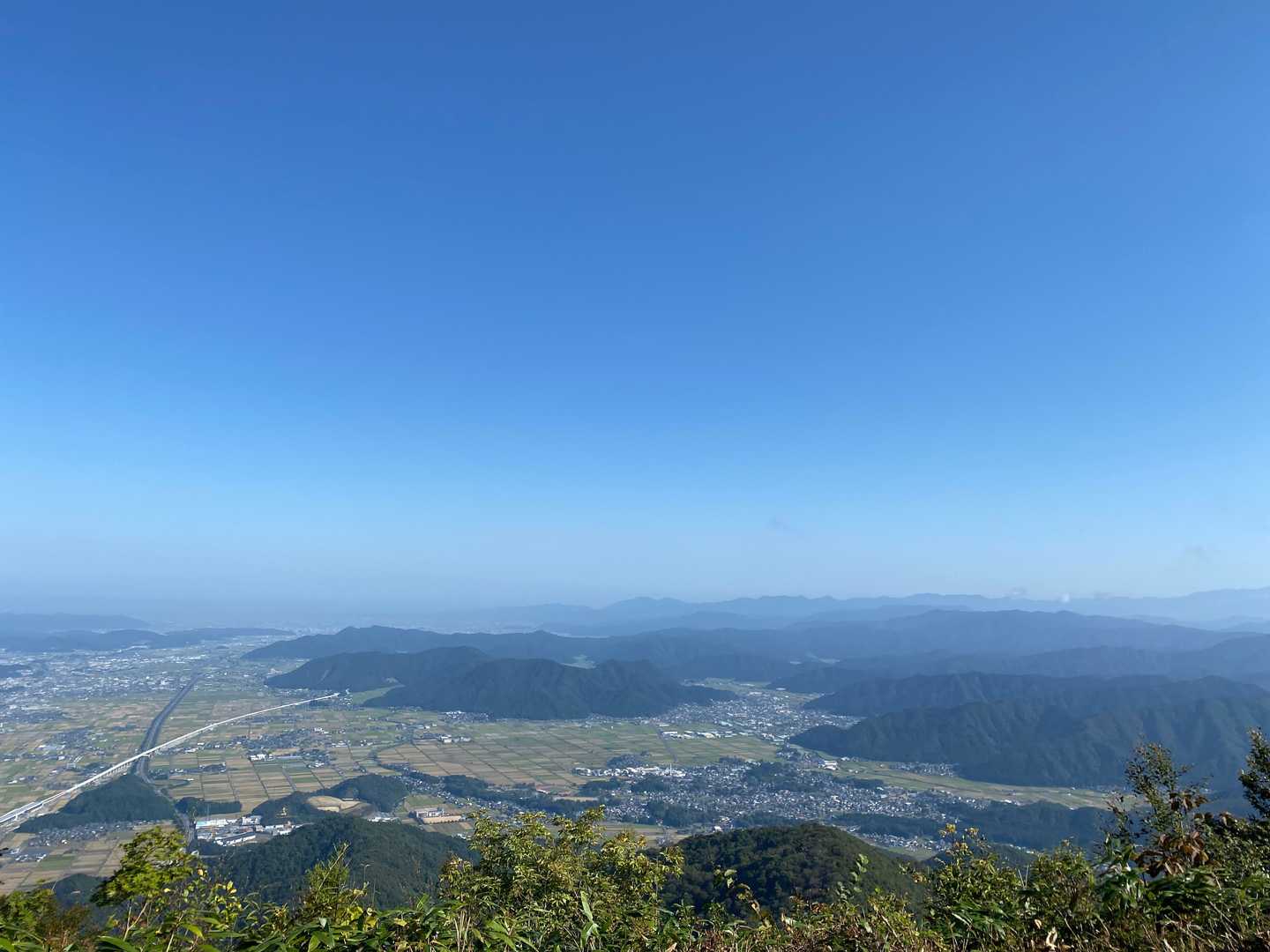 着いたよ。平吹の山頂日野神社から。
三里山に文殊山～。
文殊山多いんだろうね。

