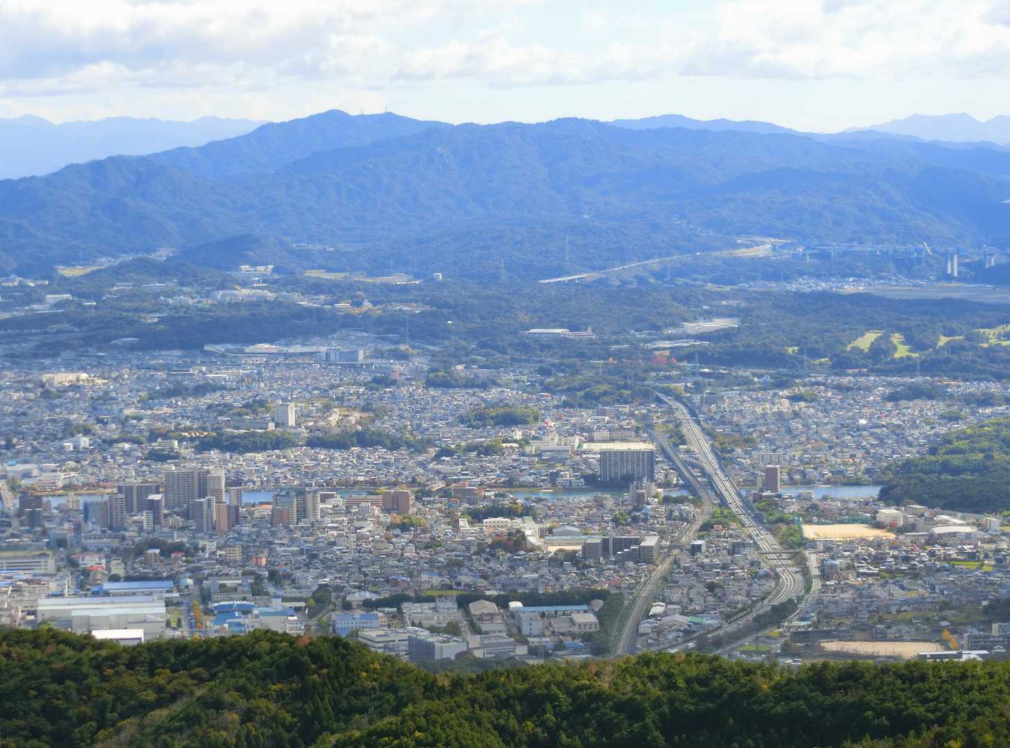 山頂直前の東側の眺望
手前は名神高速と新幹線、その奥は新名神と金勝アルプス