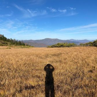 正面に見えるのは平ヶ岳2,141mで百名山の最難関だそうな…