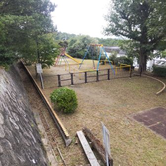 この公園の裏から山道に入ります
