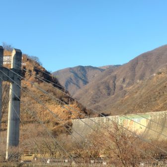 銅親水公園駐車場より。

足尾銅山の塩害で、一度は草木が枯れた山。
山の草木がなくなるほどの過酷な環境で、働いてた人たちがいる。