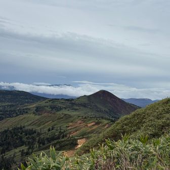 この後登る畚岳(もっこだけ)が見えています