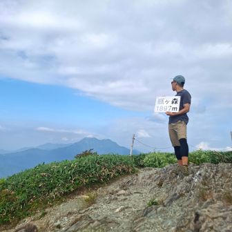 はい、山頂とうちゃこ😎
石鎚山をバックに📷