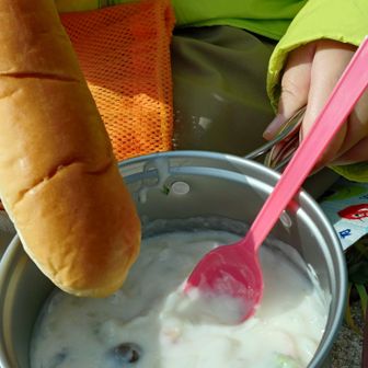 お昼ご飯はクリームシチューとパン