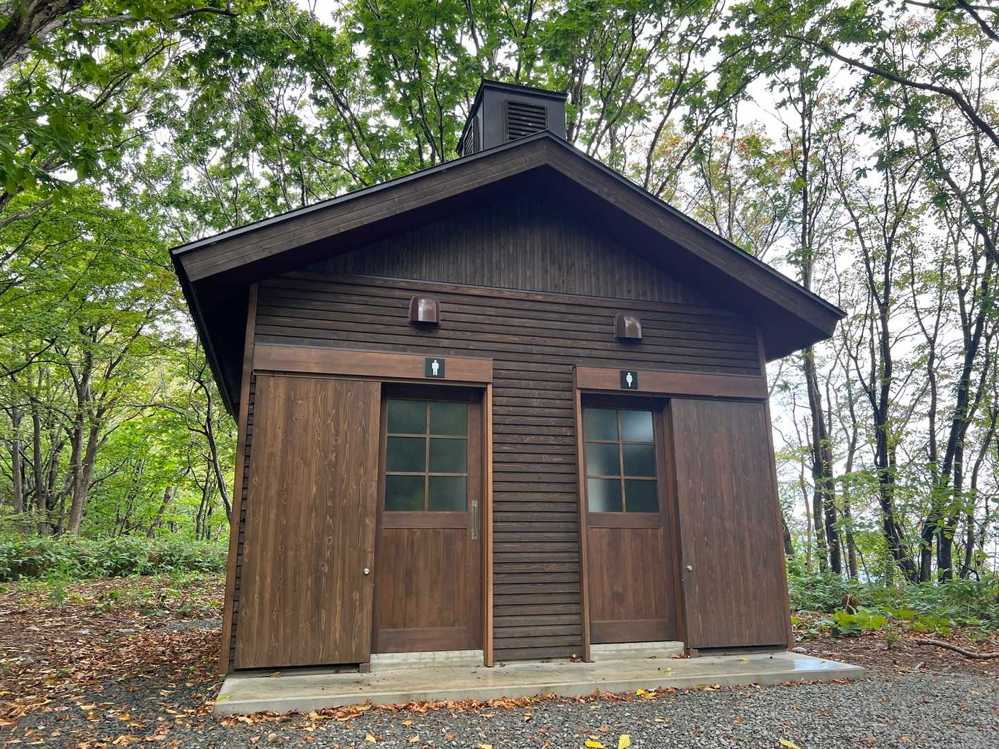 トイレ新しくなった‼︎
洋式になってるけど、ぼっとん。
引き戸開けて少しハエ🪰追い払ってから使いました。