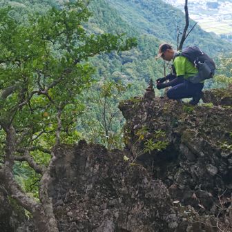 白山見台で長休憩…
なんやか危なっかしい場所で遊んでる山友さん😱

落ちないでね〜😵‍💫