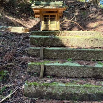 峠からすぐにお堂が、道の左側にありました。
峠の名前から、思うに、観音様が祀られているのかな。