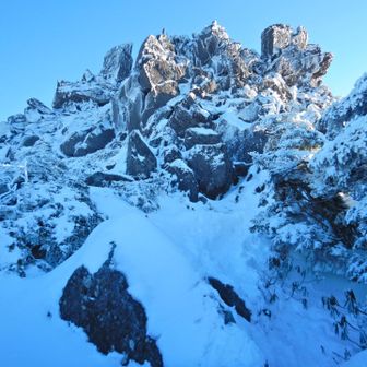 アイゼン装着での初岩場
慎重に登りました