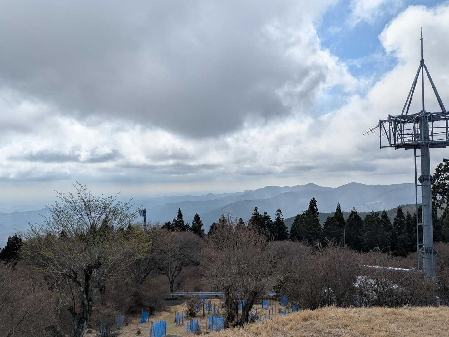 堂平山から東京・神奈川方面
ガスって遠くのお山は見えません
