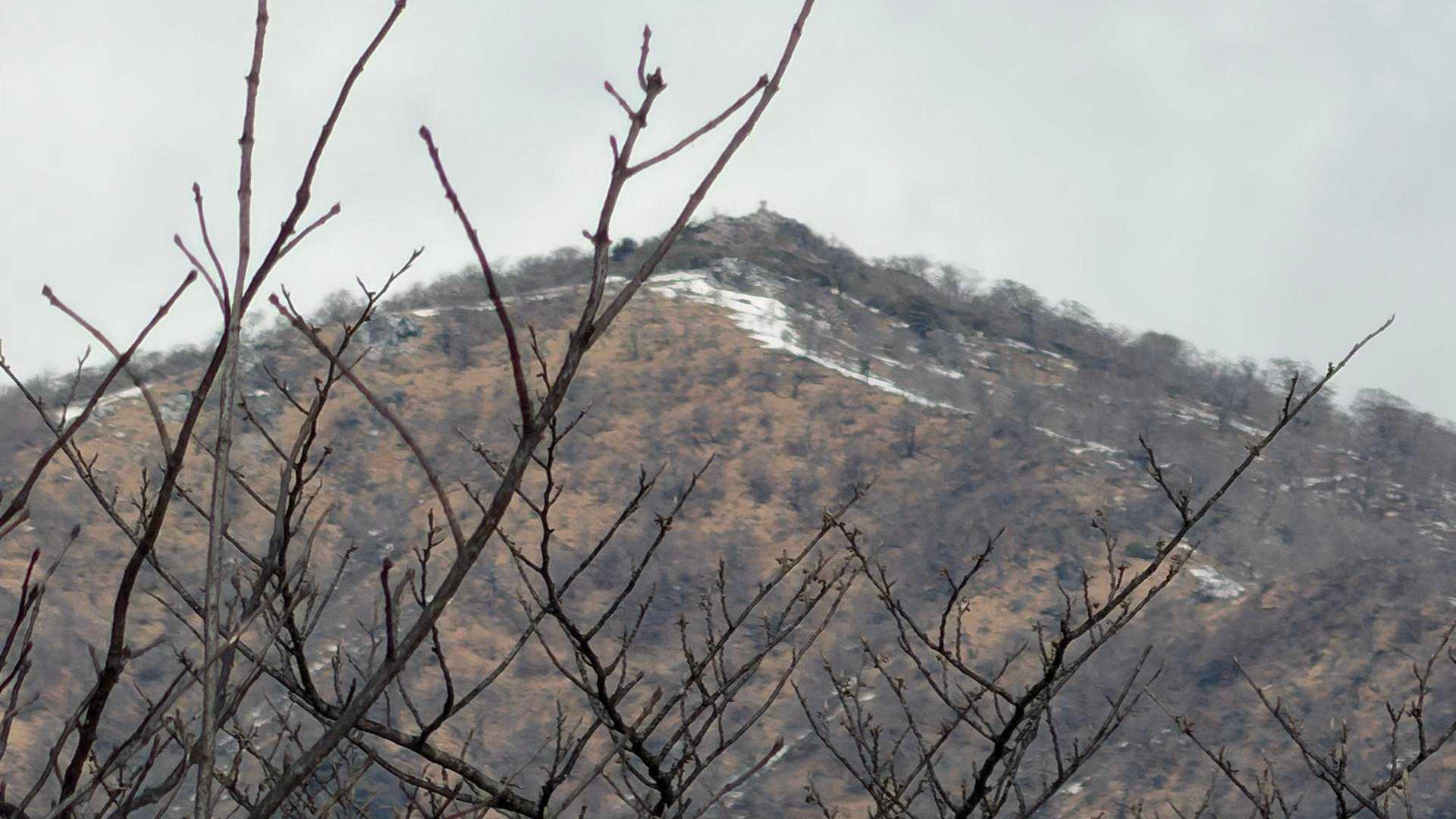 奥に国見岳も見えますᨒ𖡼.𖤣𖥧
山頂の祠も見える…
