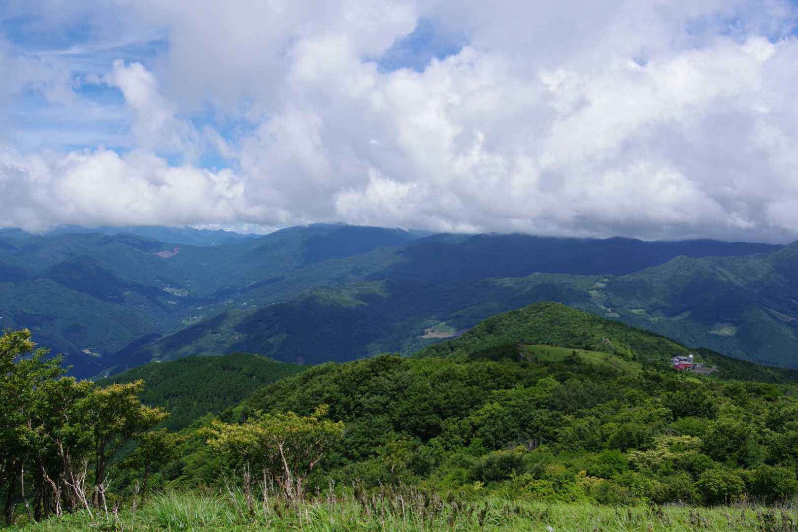 結局山頂まで来てしまった
前日登った剣山・次郎岌は今日も雲の中