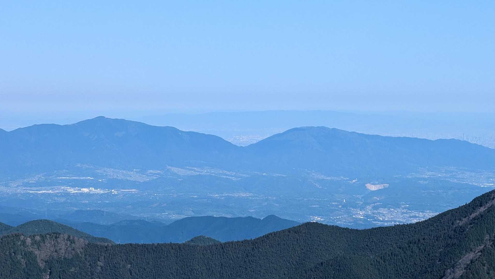 鐘掛岩から金剛葛城をアップで。
１００万本のツツジが満開の葛城山、山頂がかすかにピンクになっているのがこの距離から肉眼でもわかる😍‼️