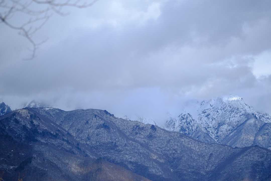 吾妻耶山は谷川岳の前衛峰と言われているそうです。
谷川岳はこんな感じ。
寒そう。

きれいに見えたら、やっぱりそっちに行けば良かったとなるので、これくらいでちょうどいいのです😊