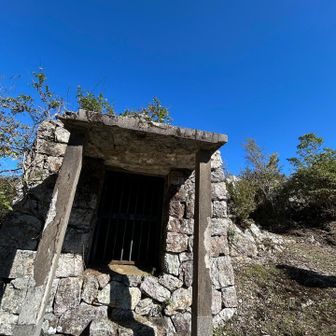 分岐点の祠。祠なのか。