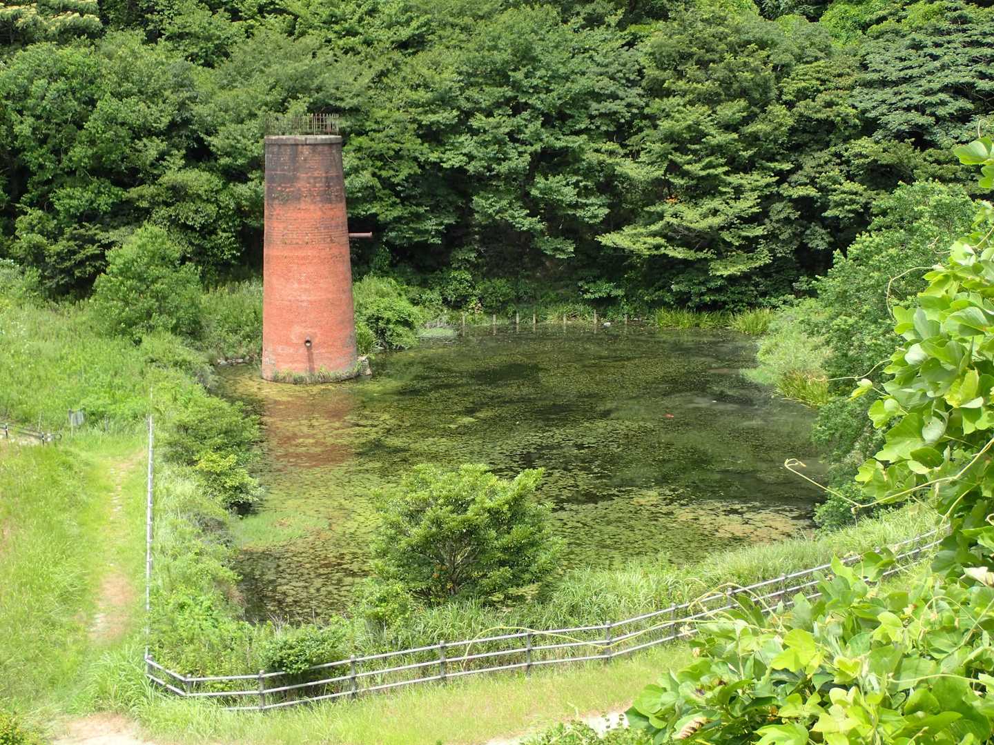 公園なんですが 
沼に煙突が何なんでしょうね