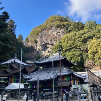 宝山寺の境内です。寒い時期なのに、結構たくさんお参りの方がいらっしゃいました。
