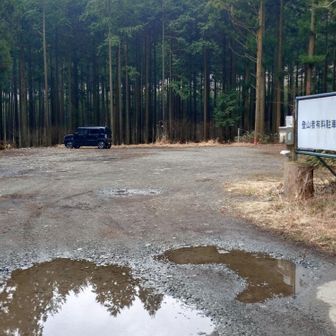登山口手前の駐車場。車1台だけ、結構広いです