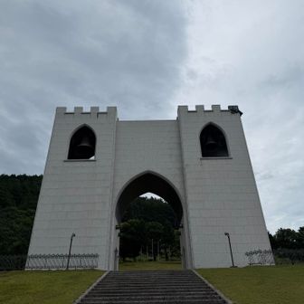 山の中に立派な建物