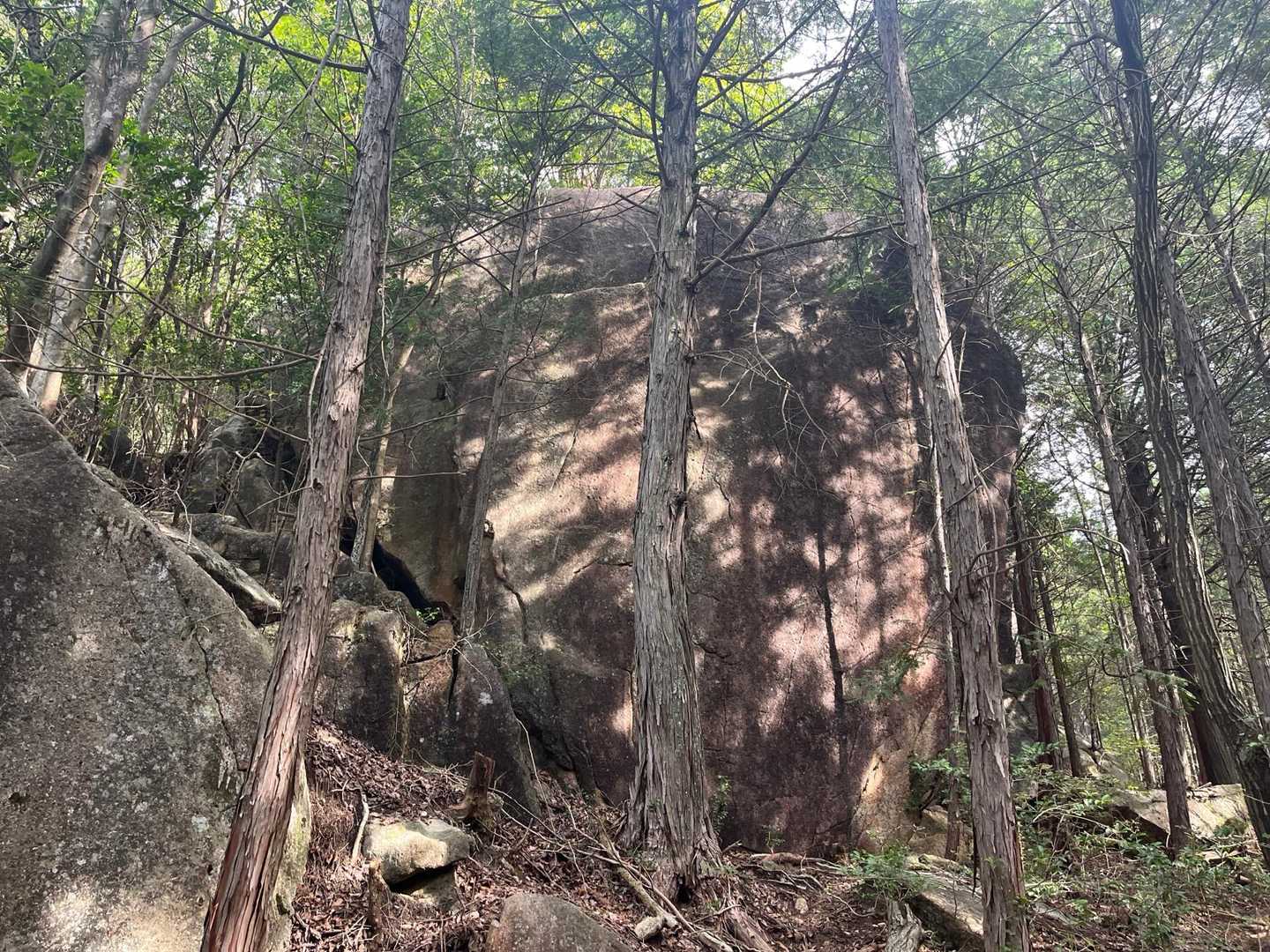 そこかしこに巨岩ゴロゴロしてる