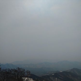 霞み目のせいか氷ノ山も真っ白。