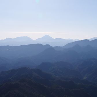 由布岳もくっきり見える、肉眼では白くなっているのがわかる