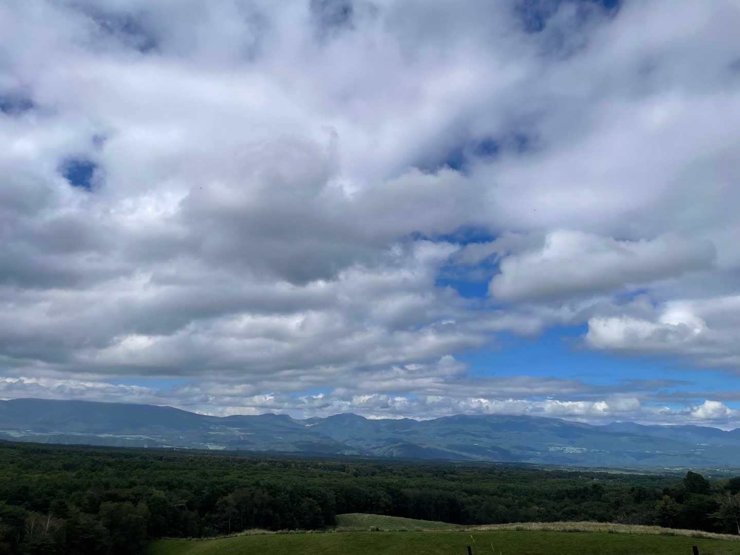 ちょいと上がるとこの眺望

ただ、今日は雲が多く☁️
浅間、黒斑、アルプス、浅間隠や苗場など、
バーンと見えるはずの山々が見えなくて残念💦