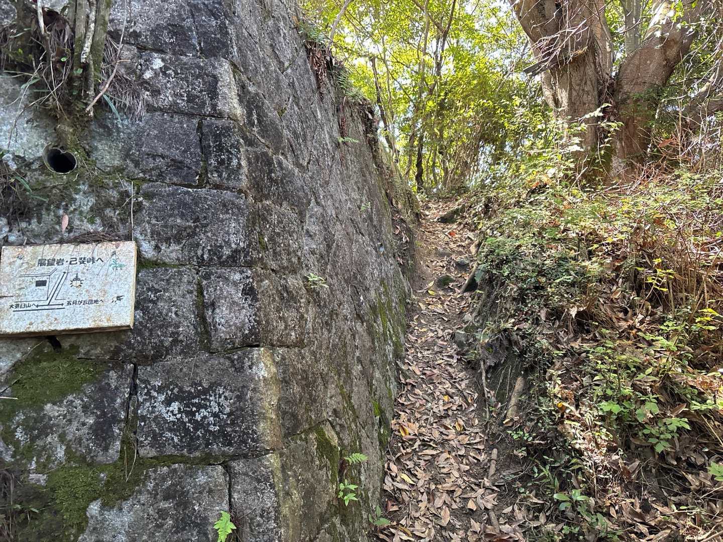 帰り道で、左から来て前に進みます
右に行くと五月が丘団地に行けるようです