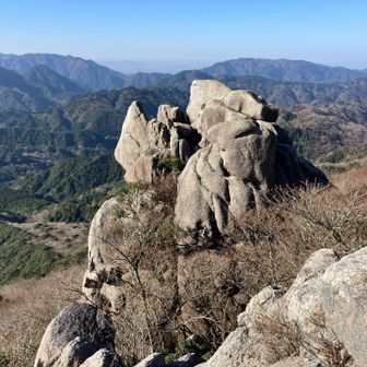 重ね岩(930m) 看板には830m