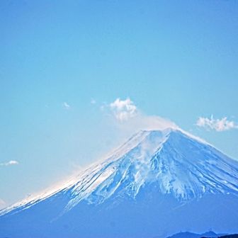 厳冬季の富士山は空気の層が薄く澄んで見える。
