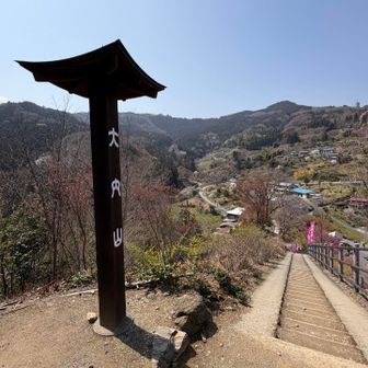 駐車場からは、なかなか急坂です
観光客の方々、頑張ってます