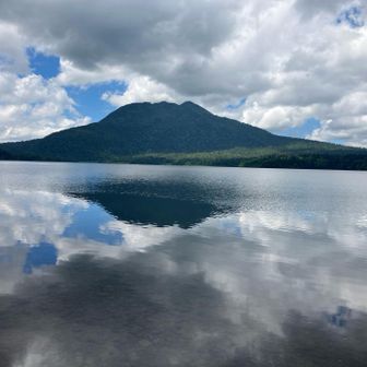 尾瀬沼の逆さ燧ヶ岳
（尾瀬沼山荘前から）
