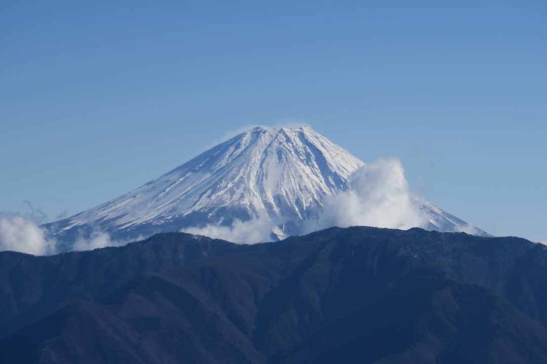 富士山山頂の雪煙が肉眼でも見えた
風速30mくらいありそう