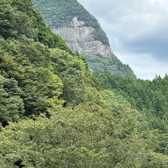 下山して見える鎧岳