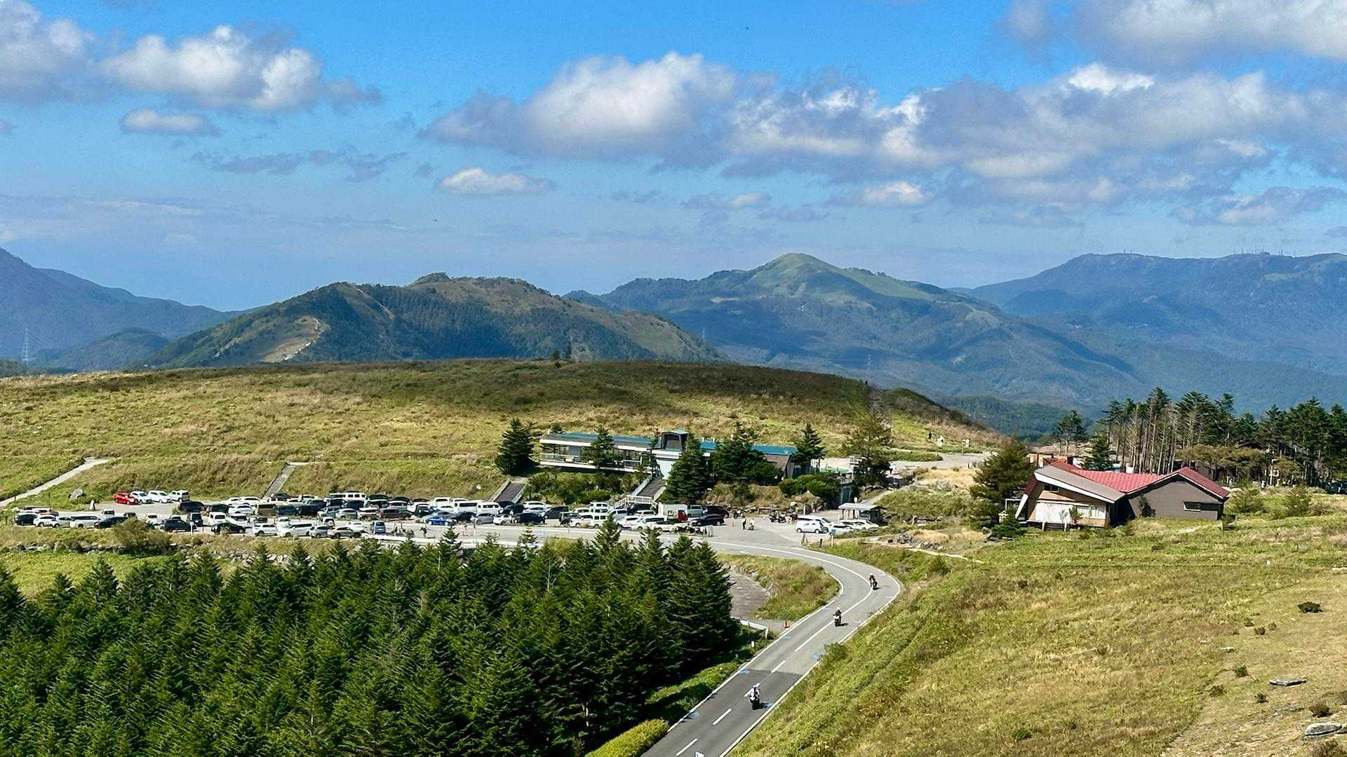 満車の車山肩駐車場を見下ろしながらゆっくり歩き始める

