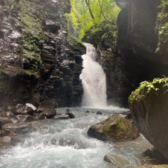 これはとてもじゃないけど登れない滝