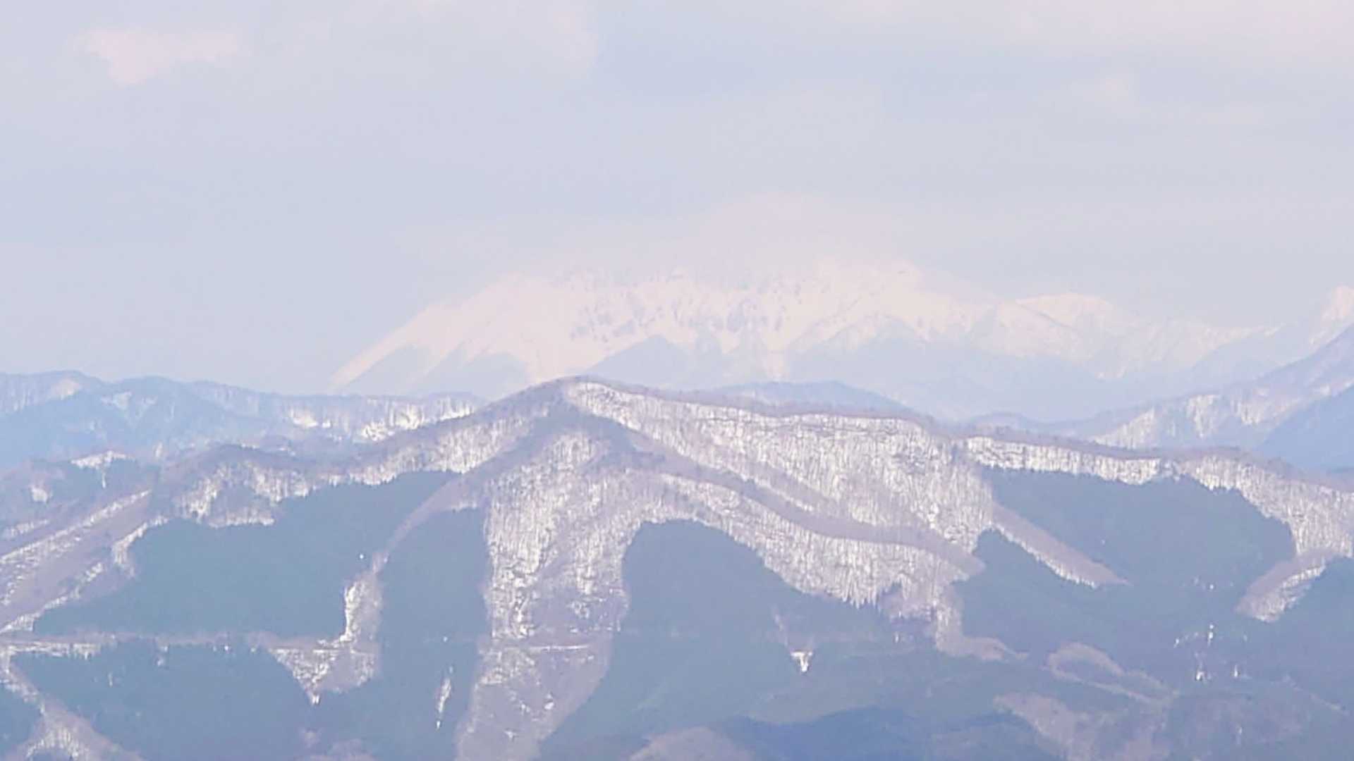 大山　肉眼だともっとハッキリ見える