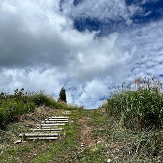 この先が山頂。
素敵なご夫婦は、ここでタープの下でまったり過ごされてました。