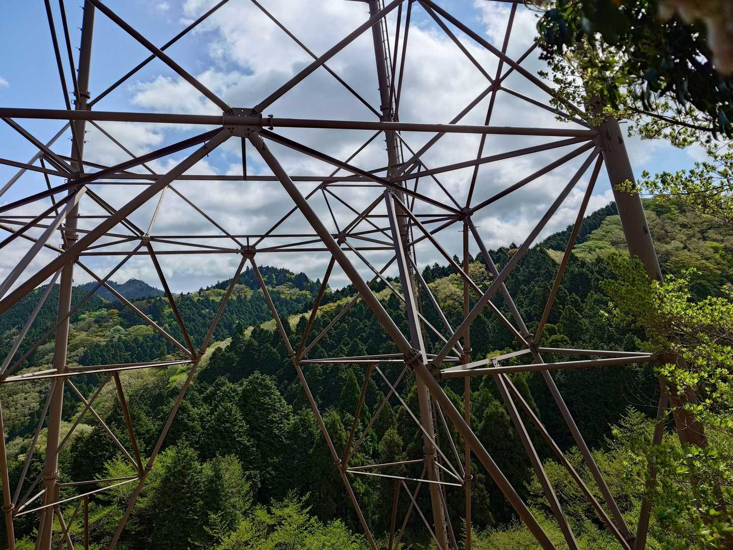 鉄塔越しに歩いてきた山が見えます。