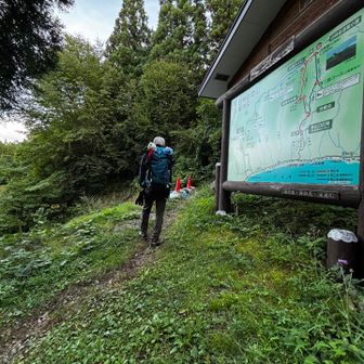 山小屋の裏から登山開始⛰️