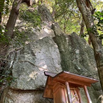 岩戸神社
山の斜面にある巨岩がご神体✨