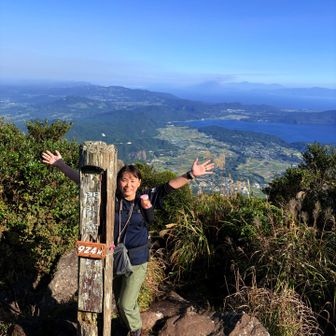 地元の方に撮って頂きました
山頂では愛媛から来られた賑やかな女性グループも☝🏻
前日は屋久島に行かれてたみたいですがお天気の関係で縦走が出来なかったみたいです💦
