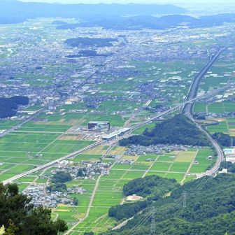 前回歩いた山々や、北陸新幹線「越前たけふ駅」
                                                           (真ん中)