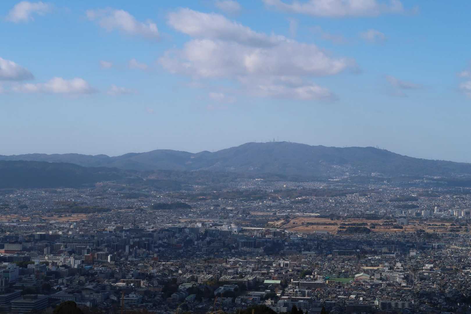 山頂から眺めた生駒山方面の眺望🏞️です。とても素晴らしいです😀👍。今までなぜ来なかったのだろうか‥😊。