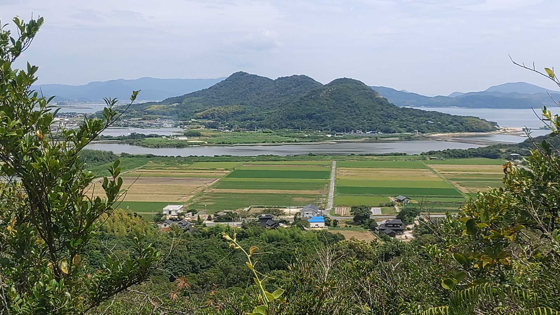 気持ち良いパッチワーク
その向こう小浜山～日地山