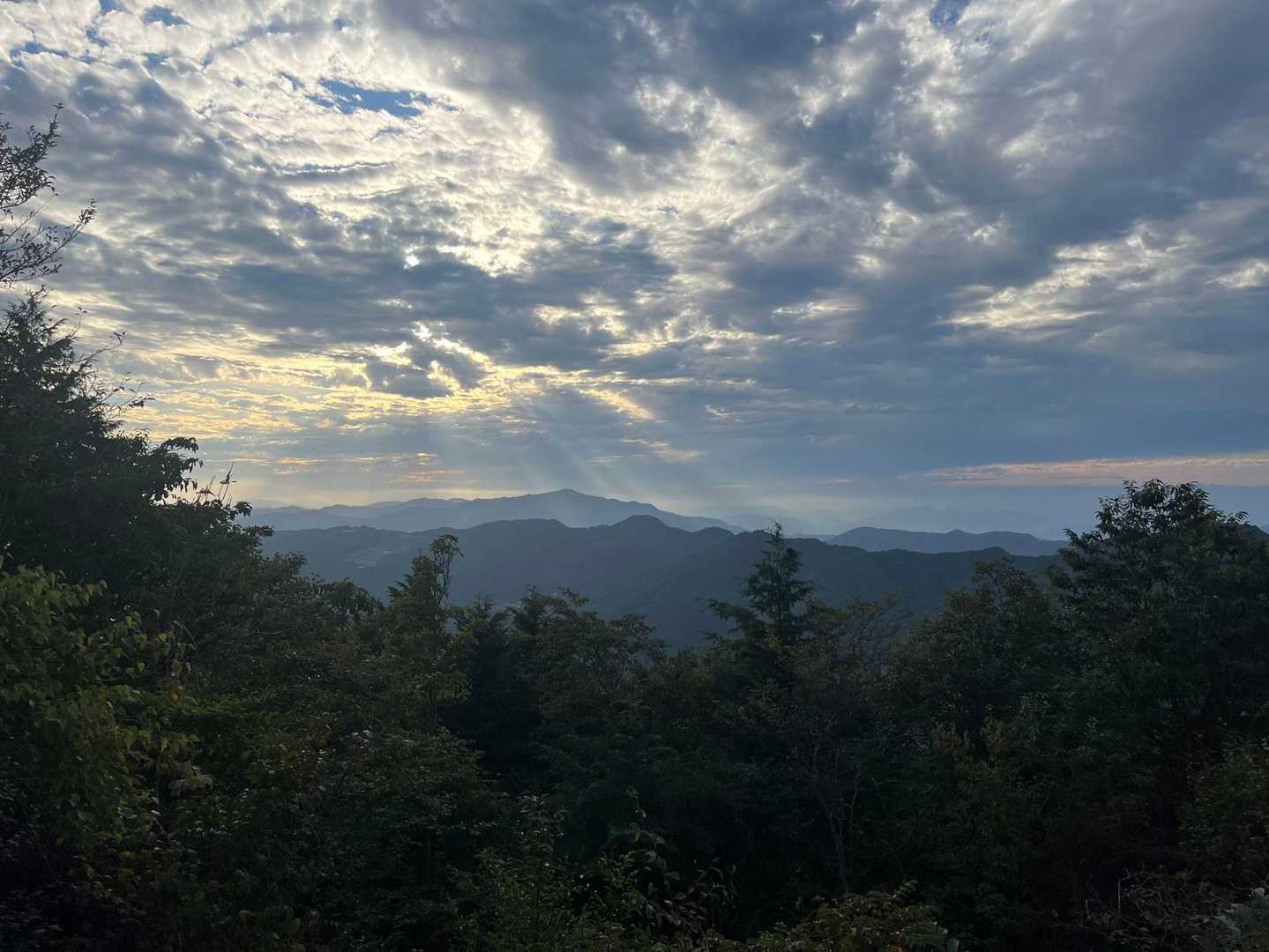 雲間から夕陽が光を溢す。日没が近い、戻らねば。