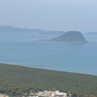 虹の松原の先にある高島。あれはあれで登ってみたい形をしている