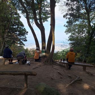 山頂では、ゆっくりランチする人達が数組。ベンチのある落ち着いた場所✨