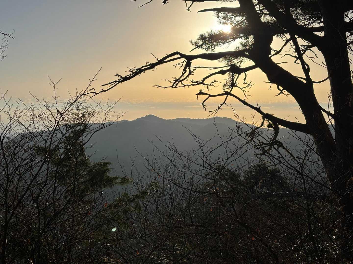 奥の院峰⛰️からの眺望！朝日🌅を受けていい感じ。